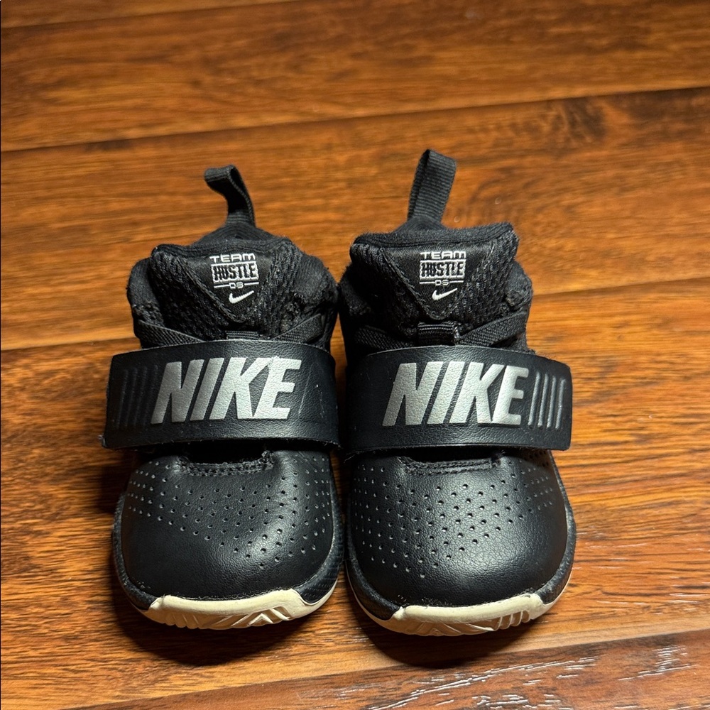 5 toddler Nike Kids Black and Silver Team Hustle Sneakers. Like new slip on